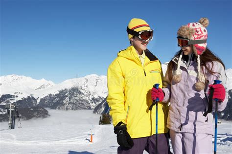 Twee Tieners Op De Vakantie Van De Ski In Bergen Stock Afbeelding