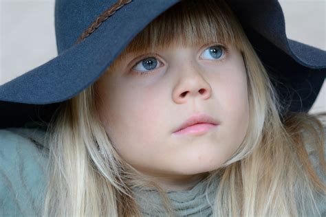 무료 이미지 사람 소녀 머리 사진술 초상화 모델 어린이 모자 푸른 의류 레이디 표정 헤어 스타일 미소