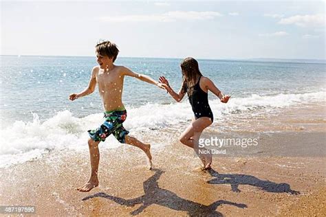 preteen girls at the beach photos et images de collection getty images