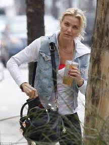 sexy cameron diaz rewards herself with an iced tea after finishing another gruelling workout