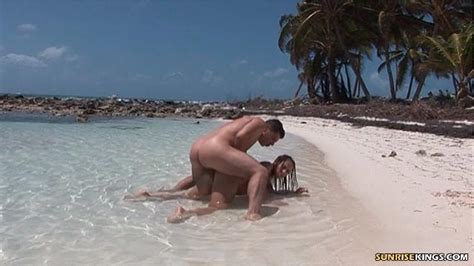 Roberta Missoni With A Guy On A Tropical Beach Porno