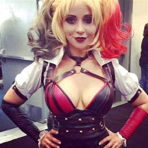 sdcc 2016 voice actress tara strong cosplayed as harley quinn and