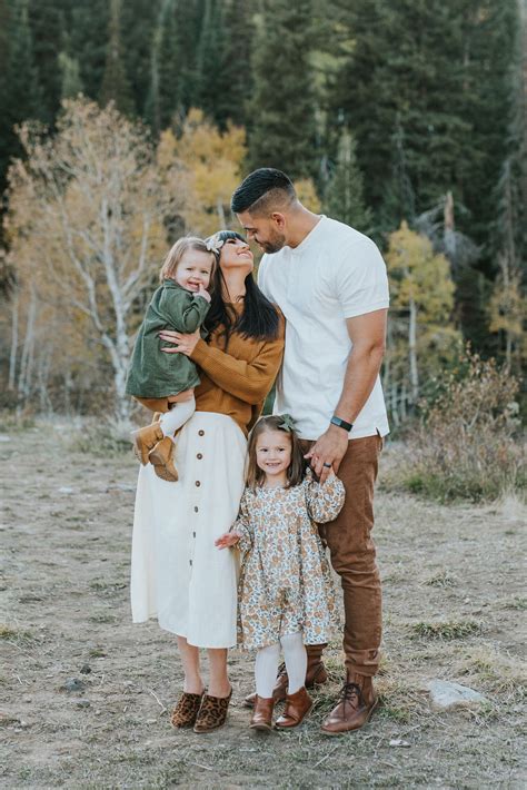 outdoor fall family pictures outfits