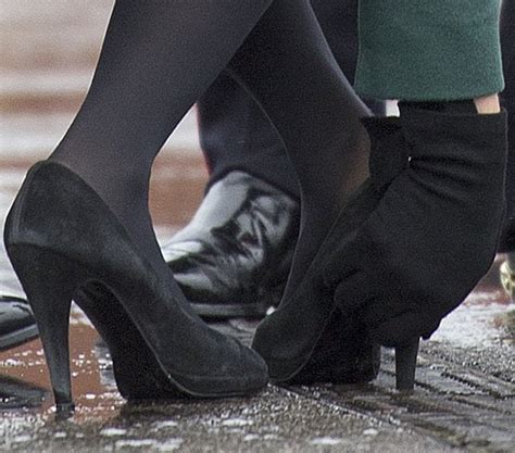 kate middleton gets heel stuck in drain cover at st patrick s day parade