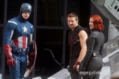 new images from ‘the avengers set featuring captain