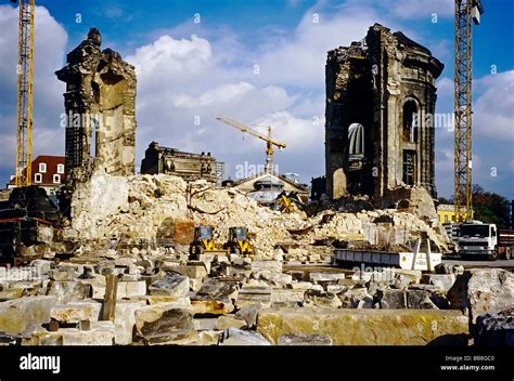 frauenkirche dresden ruine  res stock photography  images alamy