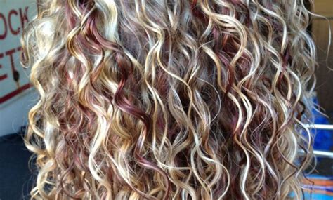 3 Hot Curly Hair With Blonde Highlights Pics That Will
