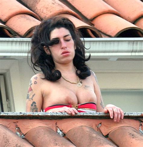 amy winehouse titties dangling everywhere don t do drugs