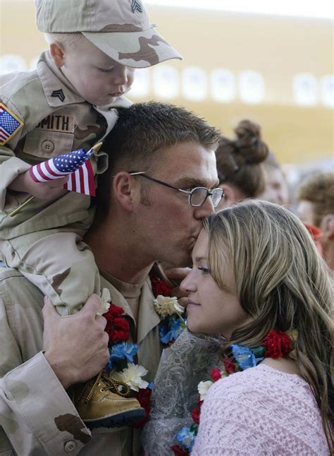 in 2004 army sgt soldier homecoming kissing pictures popsugar love and sex photo 31