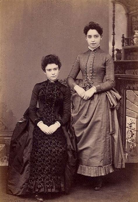 20 stunning vintage photos show what victorian female fashion looked like