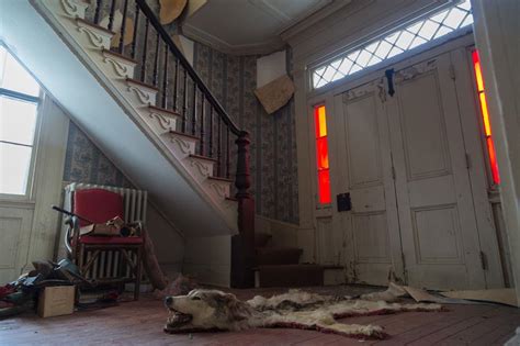 abandoned doctors house  filled  creepy surprises