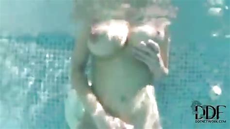 femme à gros seins dans la piscine porndroids