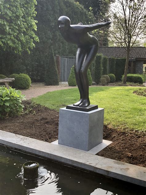 bronzen zwemmer tuinbeelden klei sculpturen moestuin