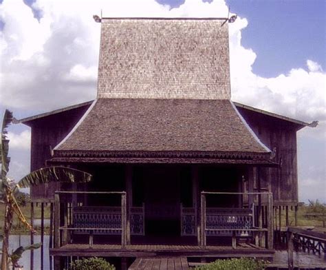 rumah adat bubungan tinggi asal provinsi kalimantan selatan