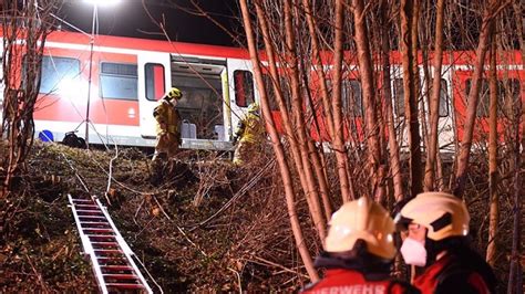 bundes    killed  injured  commuter train collision