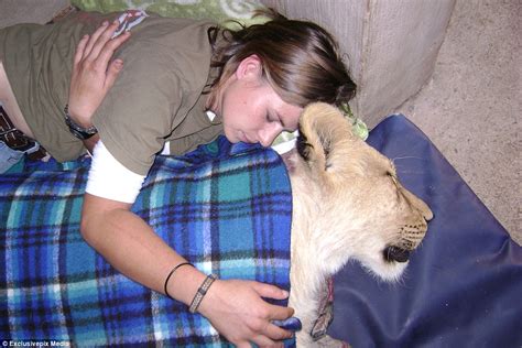 Miekie Van Tonder In South Africa Shares Her Bed With A Lion Daily