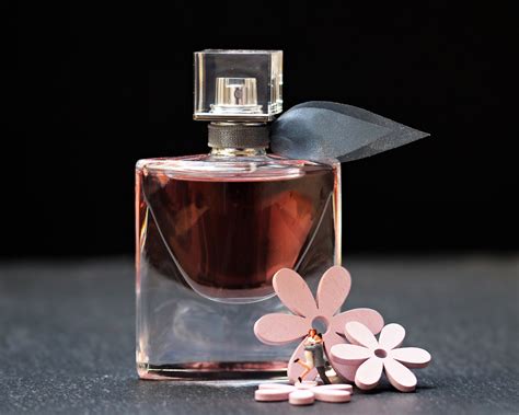 perfumes  frasco rosa en tendencia
