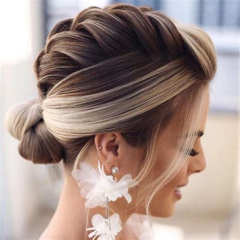 Acconciature da cerimonia per capelli medi semiraccolti. Acconciature sposa 2020: le piÃ¹ belle in 100 immagini nel 2020