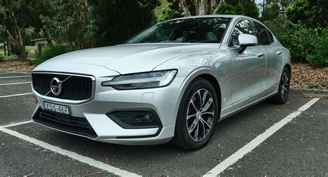 review  volvo   momentum seeks  place   compact