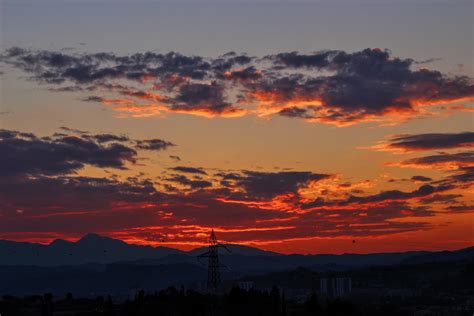 무료 이미지 수평선 산 구름 태양 해돋이 일몰 새벽 분위기 황혼 저녁 잔광 아침에 붉은 하늘