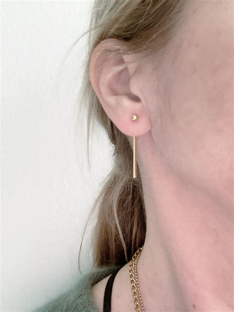 oorsteker met staafje achter het oor ellen beekmans