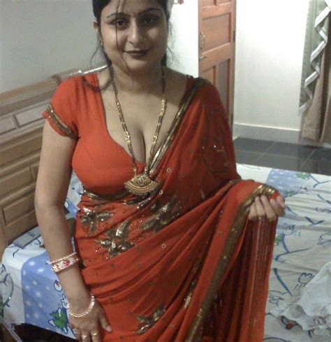 aunty wearing saree showing boobs pics