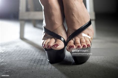 Woman Feet With Red Nail Polish On High Heels Foto De Stock Getty Images