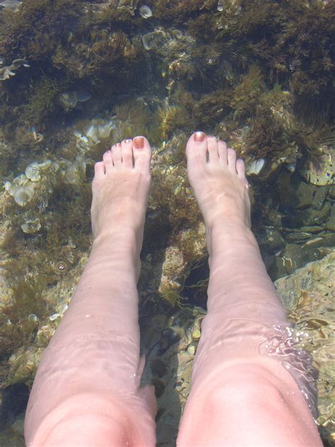 무료 이미지 바닷가 바다 물 모래 피트 호수 젖은 여름 여자 다리 손가락 편하게 하다 자연스러운 관광