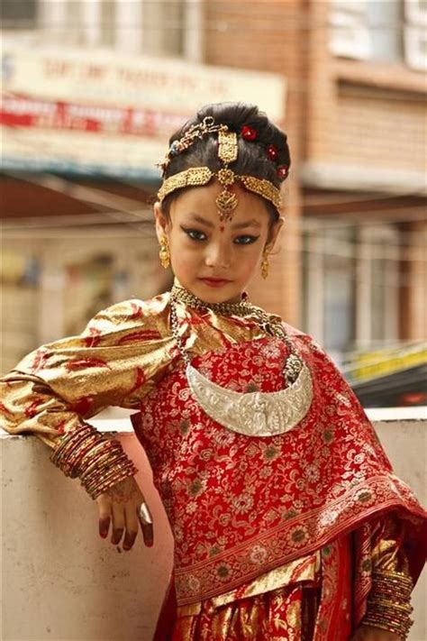 전통 드레스 아름다운 어린이 양식 여성 의류 세계 문화 가장 아름다운 얼굴 얼굴