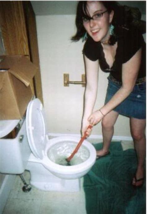 Hot Girls Unclogging Toilets 28 Pics