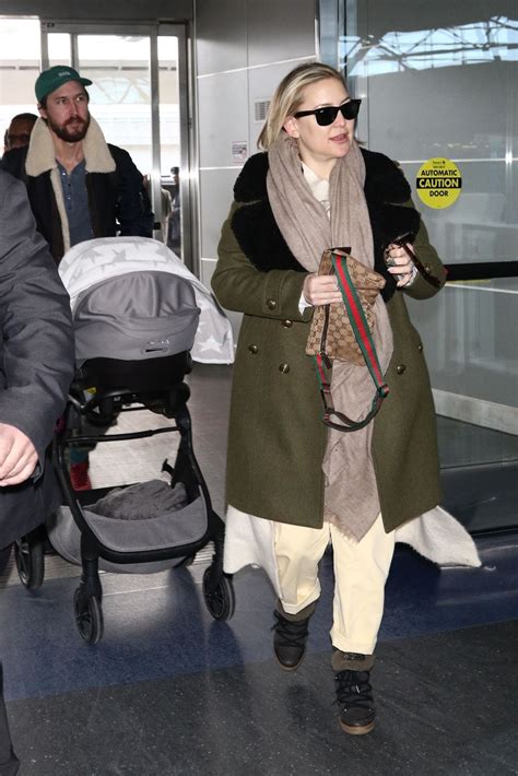 kate hudson in travel outfit 01 13 2019