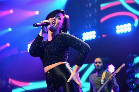 demi lovato says she loves her butt