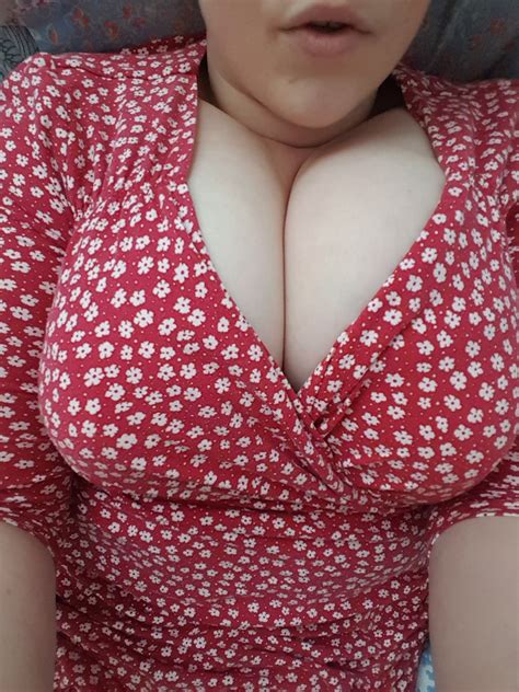 [image] so much cleavage f or you to bury your face in 😍