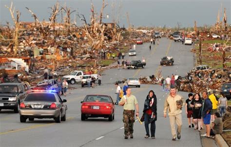 missouri tornadoes death toll climbs   fema moves  respond