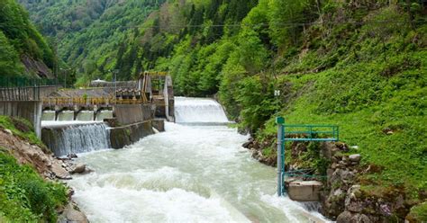 run   river hydroelectricity advantages disadvantages