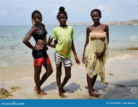 Afrikanische Mädchen Auf Dem Strand Angola Redaktionelles Stockfoto