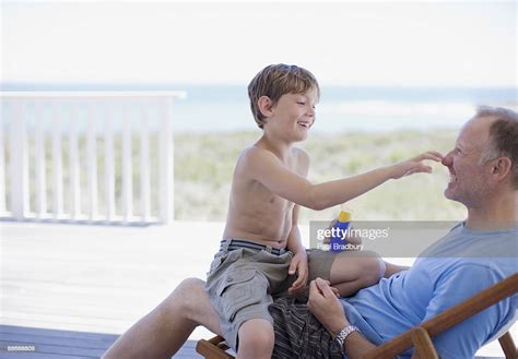 père et fils séance de natation sur la terrasse photo getty images