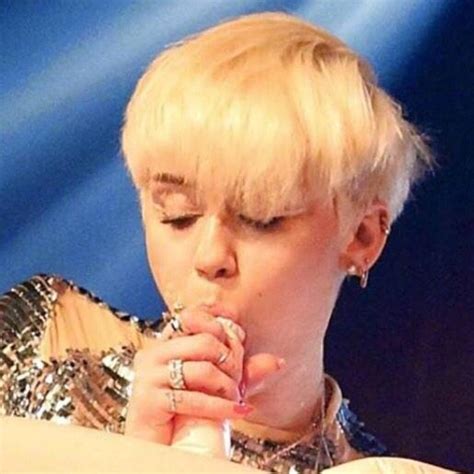 Charls On Twitter “ Mtvllve Miley Cyrus Gives Blow Job On Stage Oh