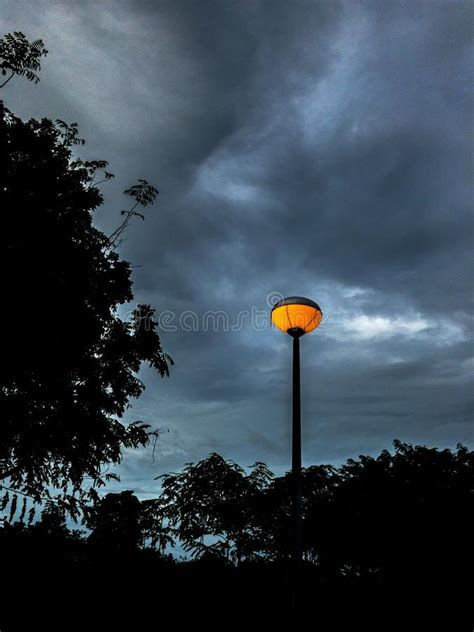 de post van de straatlantaarnlamp op blauwe hemelachtergrond weglamp boven pool stock foto