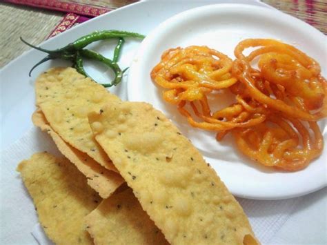 फाफड़ा पॉप्युलर गुजराती स्नैक्स fafda popular gujarati snack