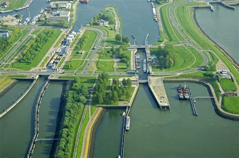 terneuzen middle lock  terneuzen zeeland netherlands lock reviews