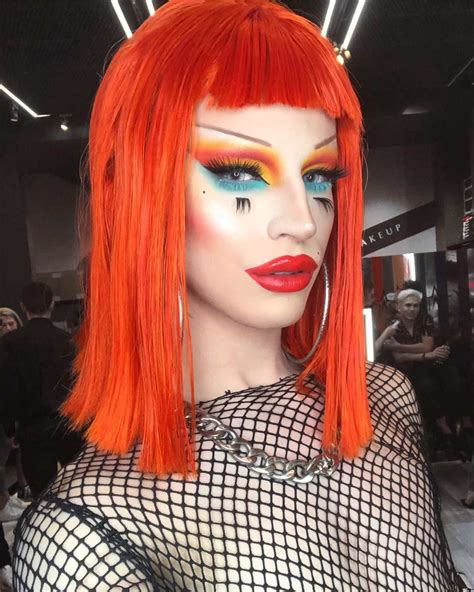 exclusive aquaria shares dating advice    face powder