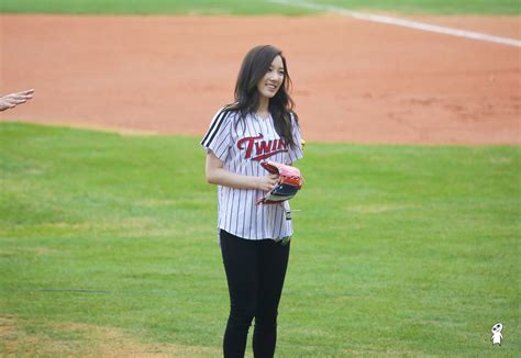 Snsd Taeyeon Throws First Pitch