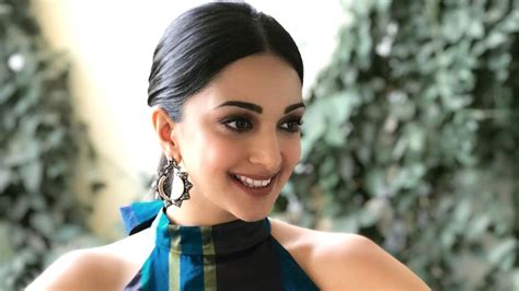 Kiara Advani’s Easy Hairstyle And Makeup Are Great For Post Work Drinks