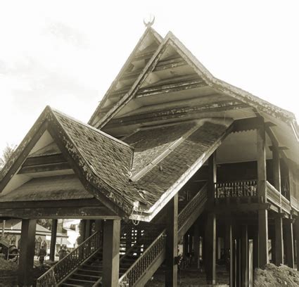 keunikan rumah adat tradisional laikas suku tolaki sulawesi tenggara seni wisata budaya
