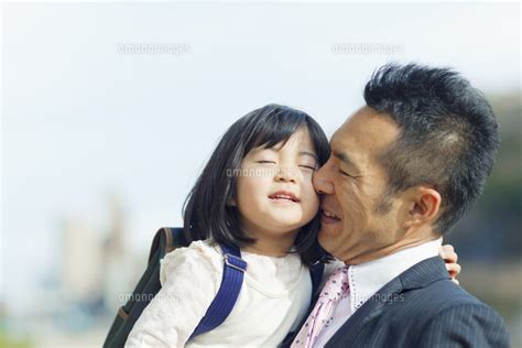日本人の父と娘[10272005269]｜ 写真素材・ストックフォト・画像・イラスト素材｜アマナイメージズ