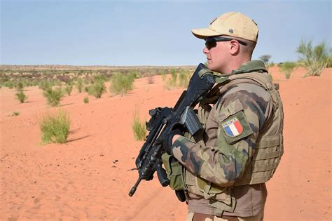 soldat francais tue au mali dans des combats contre des groupes armes