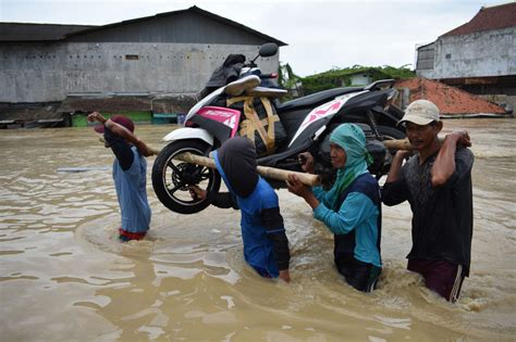 foto tim sar evakuasi warga korban banjir  pamanukan subang