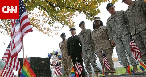من يكسب معركة التعويضات بين أرامل مثليي الجنس والجيش الأمريكي؟ cnn