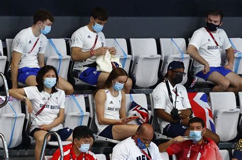 Look Olympic Champ Tom Daley Seen Knitting While Watching Diving Abs